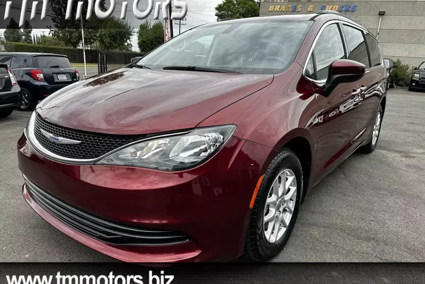 2020 Chrysler Voyager LXi photo 1