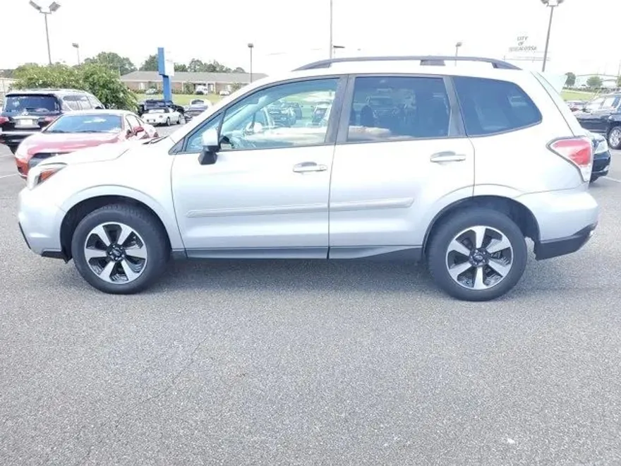 2017 Subaru Forester Premium photo 1