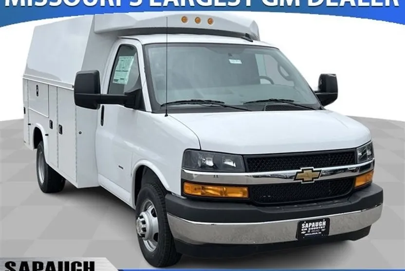 2024 Chevrolet Express Cutaway 3500 photo 1