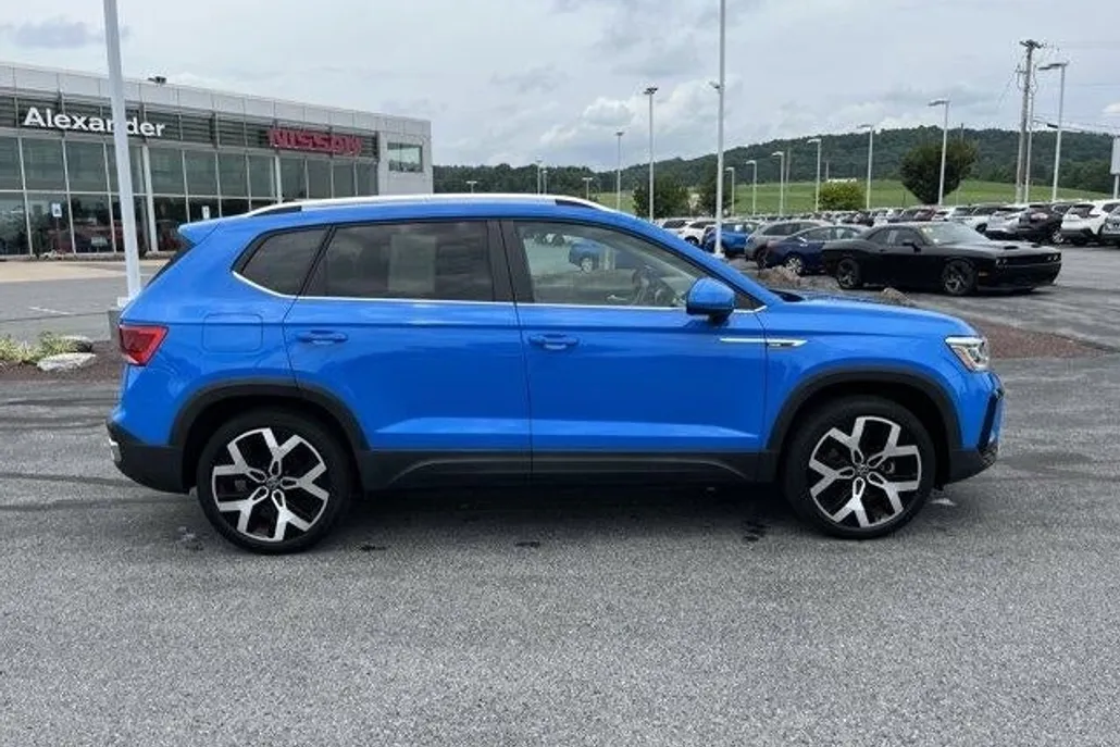 2022 Volkswagen Taos SEL photo 1