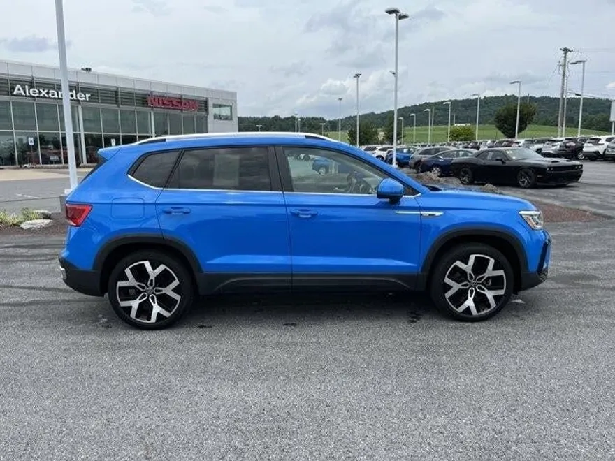2022 Volkswagen Taos SEL photo 1