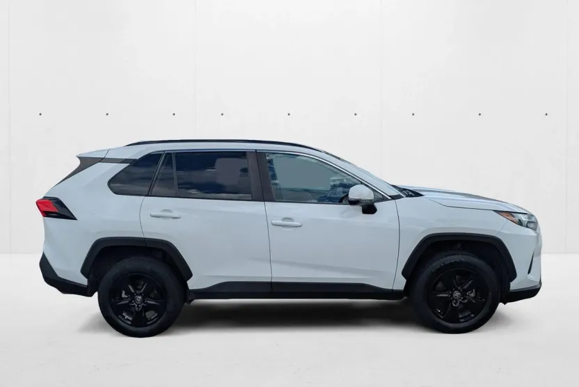 2022 Toyota RAV4 XLE photo 1