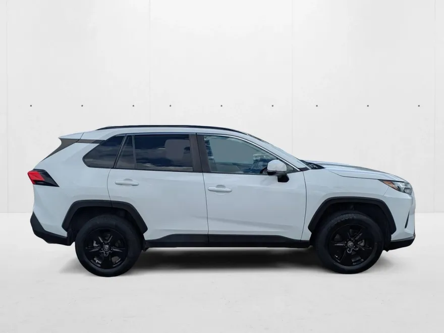 2022 Toyota RAV4 XLE photo 1