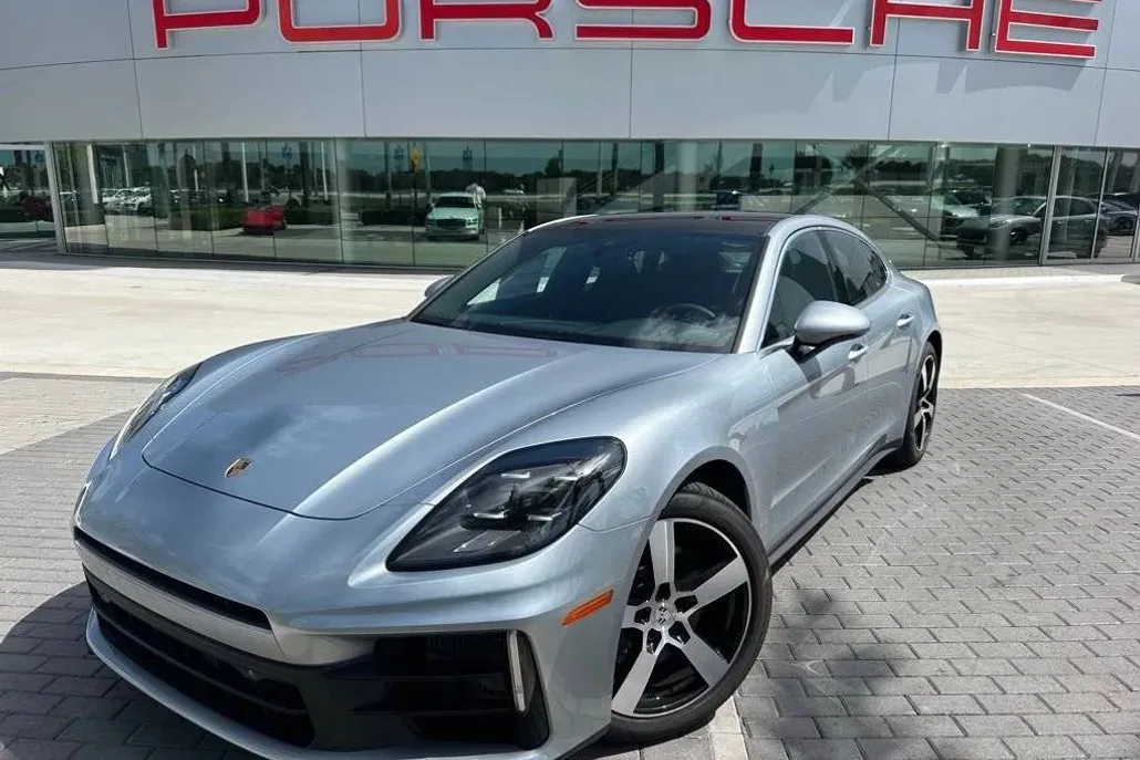 2025 Porsche Panamera 4 photo 1