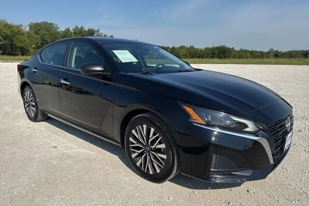 2024 Nissan Altima 2.5 SV photo 1