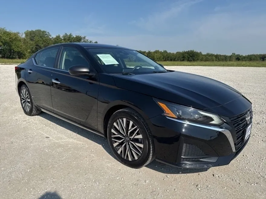 2024 Nissan Altima 2.5 SV photo 1