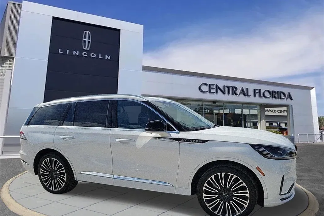 2025 Lincoln Aviator Black Label photo 1