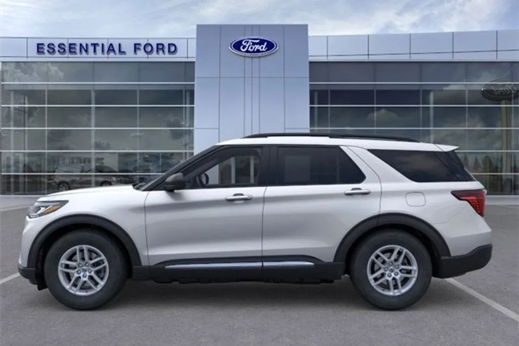 2025 Ford Explorer photo 1