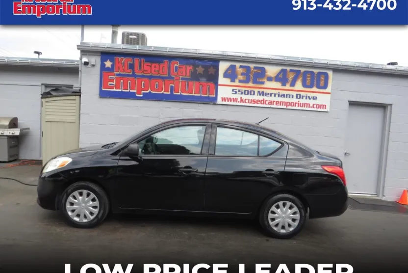 2013 Nissan Versa 1.6 S photo 1
