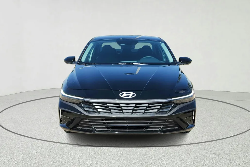 2025 Hyundai Elantra SE photo 1