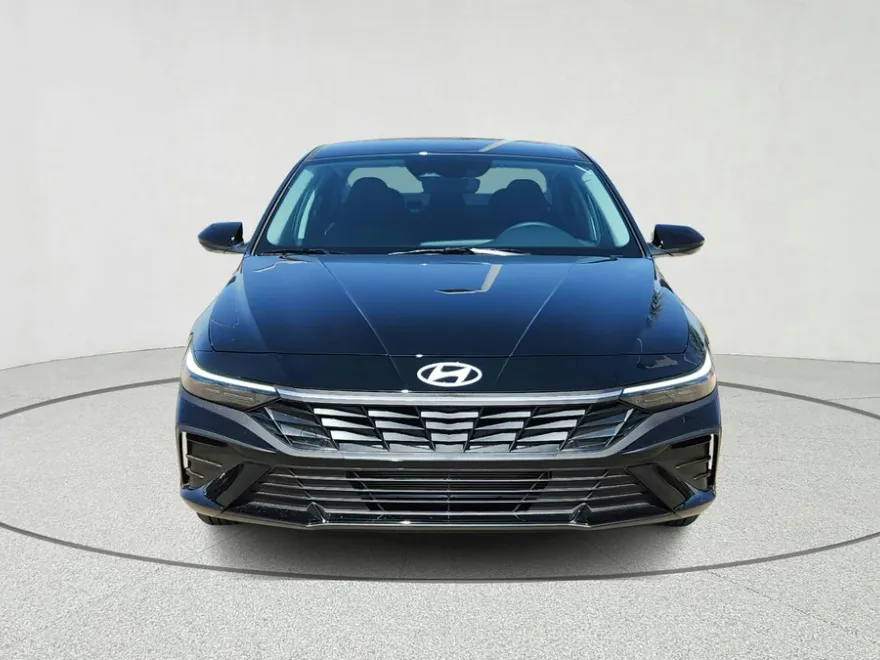 2025 Hyundai Elantra SE photo 1