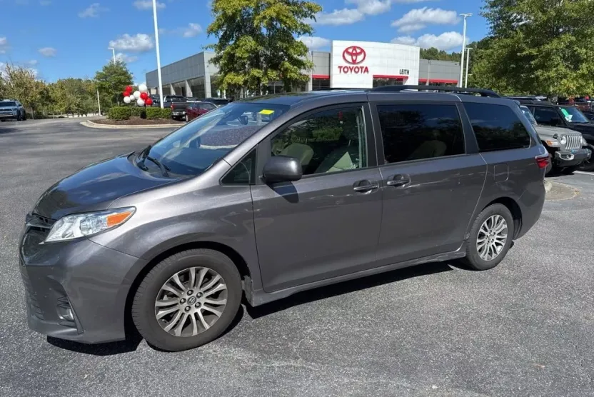 2020 Toyota Sienna XLE photo 1