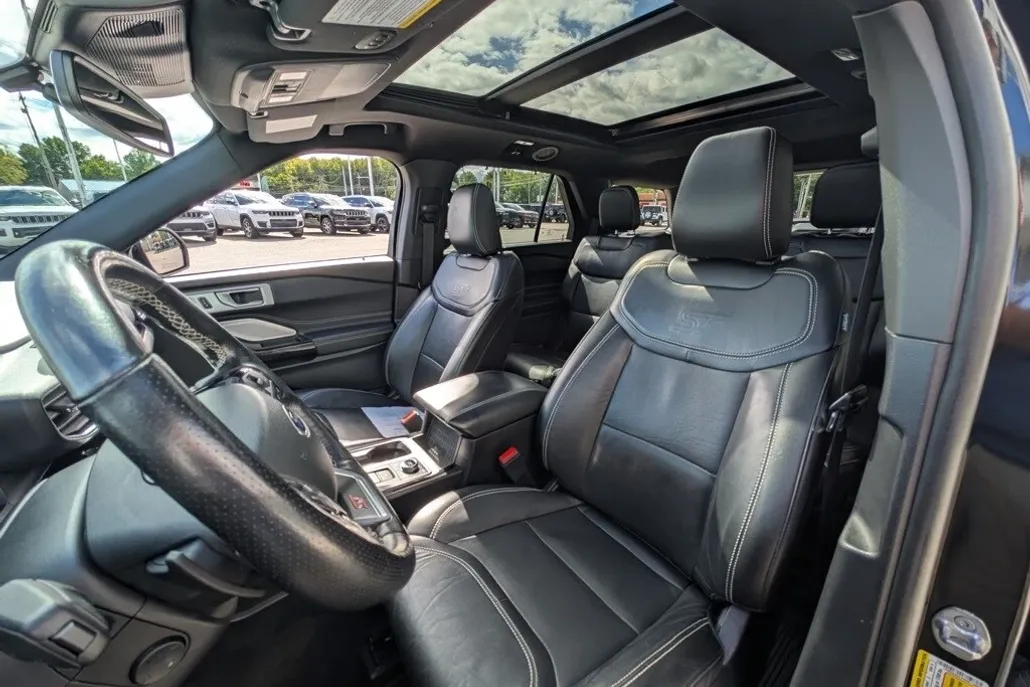 2022 Ford Explorer ST photo 1