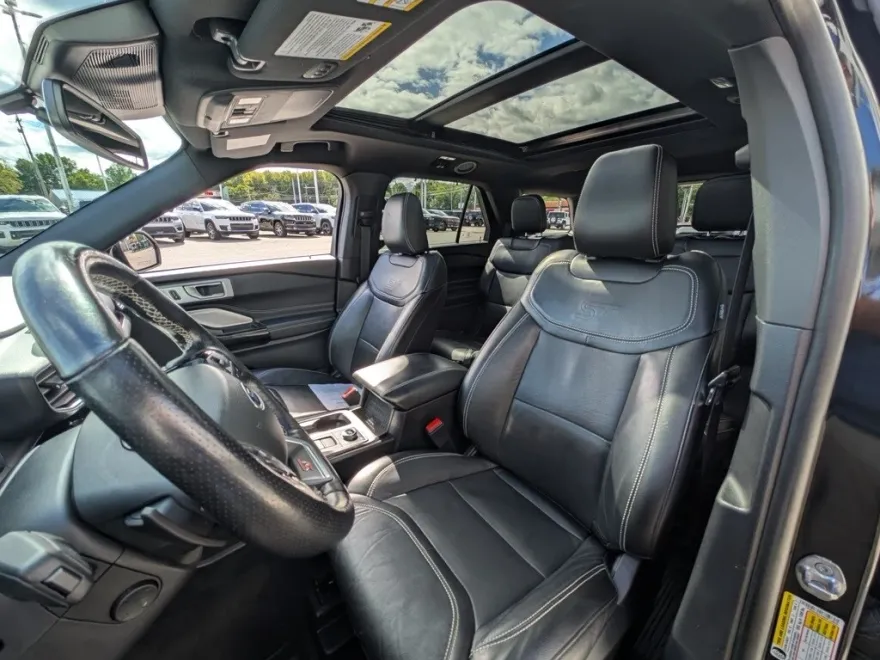 2022 Ford Explorer ST photo 1