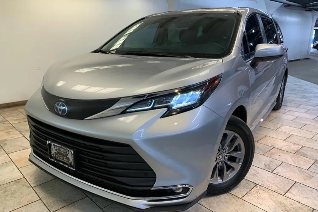 2021 Toyota Sienna XLE photo 1