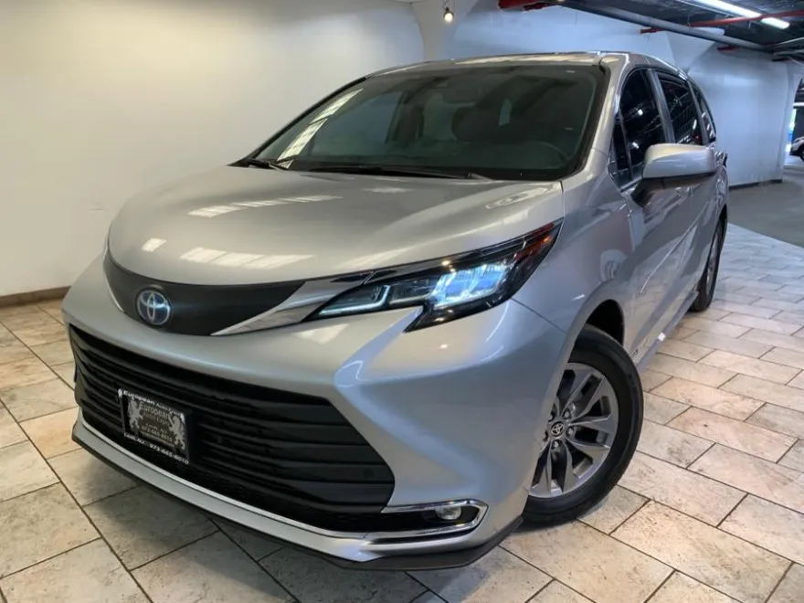 2021 Toyota Sienna XLE photo 1