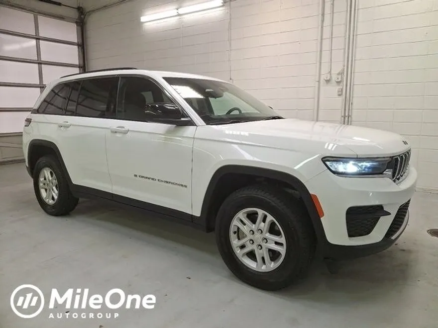 2023 Jeep Grand Cherokee Laredo photo 1
