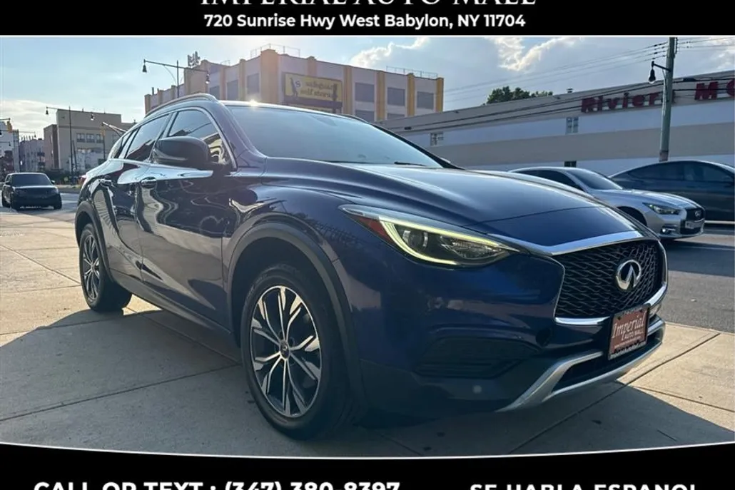 2017 Infiniti QX30 Luxury photo 1