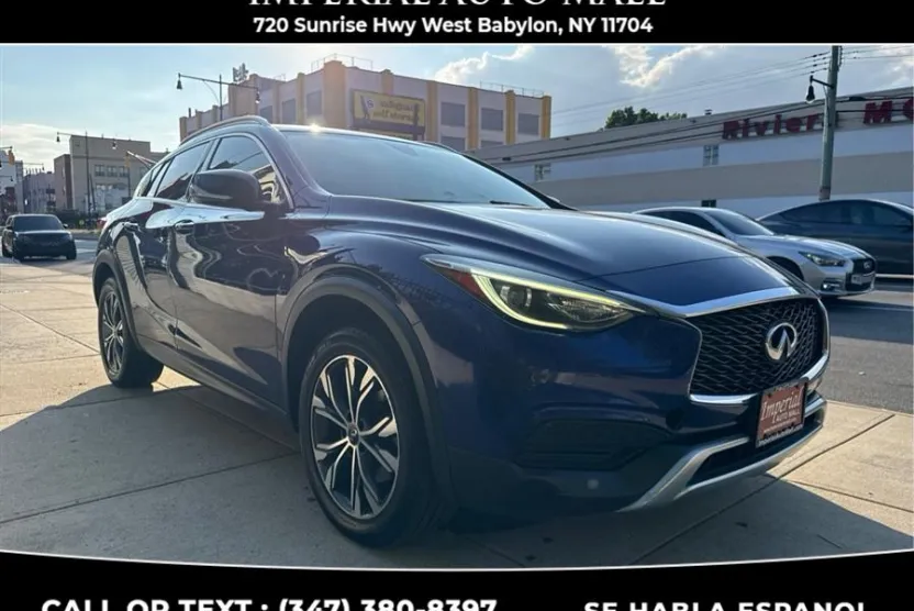2017 Infiniti QX30 Luxury photo 1