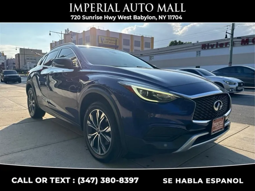 2017 Infiniti QX30 Luxury photo 1