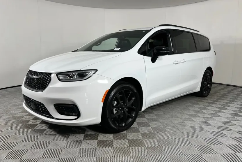 2024 Chrysler Pacifica Touring L photo 1