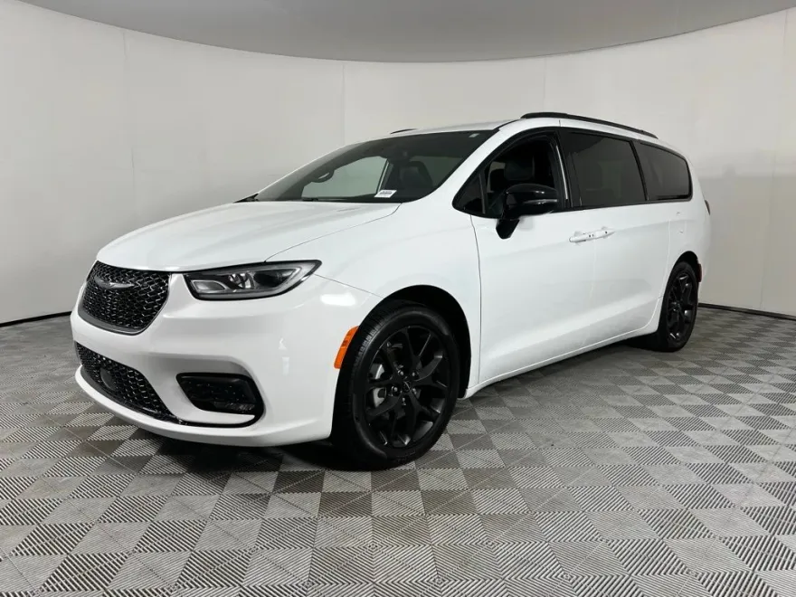 2024 Chrysler Pacifica Touring L photo 1