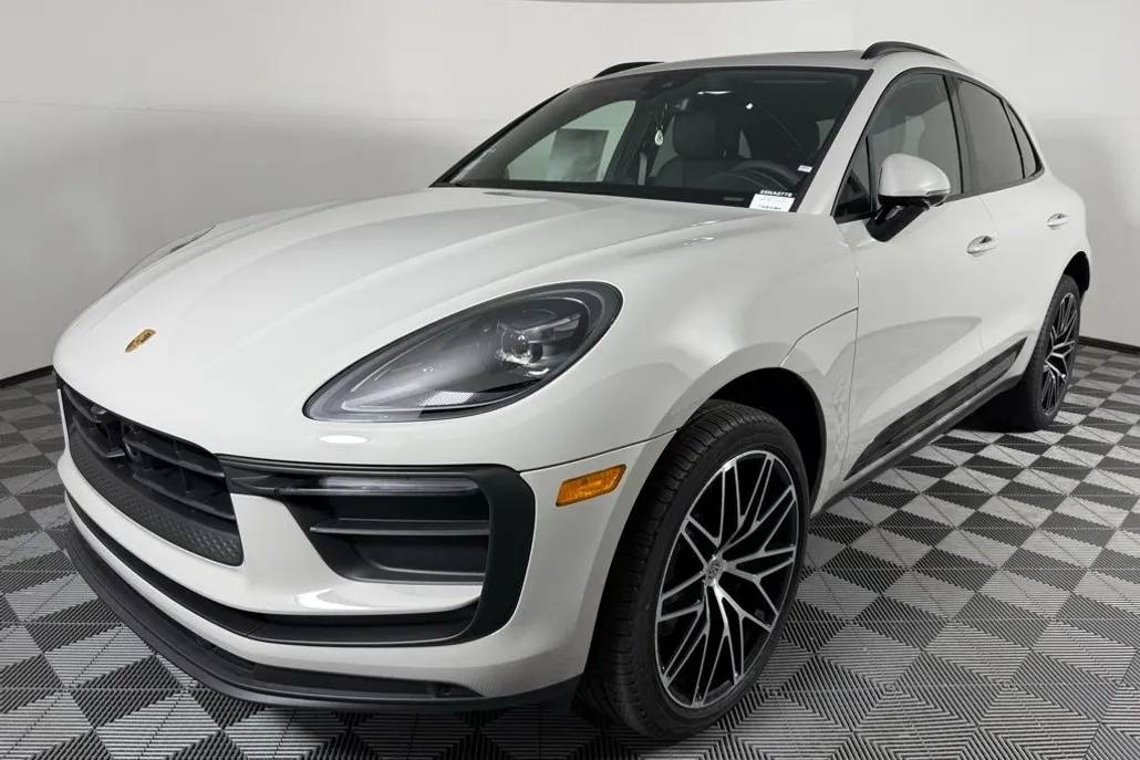2025 Porsche Macan T photo 1