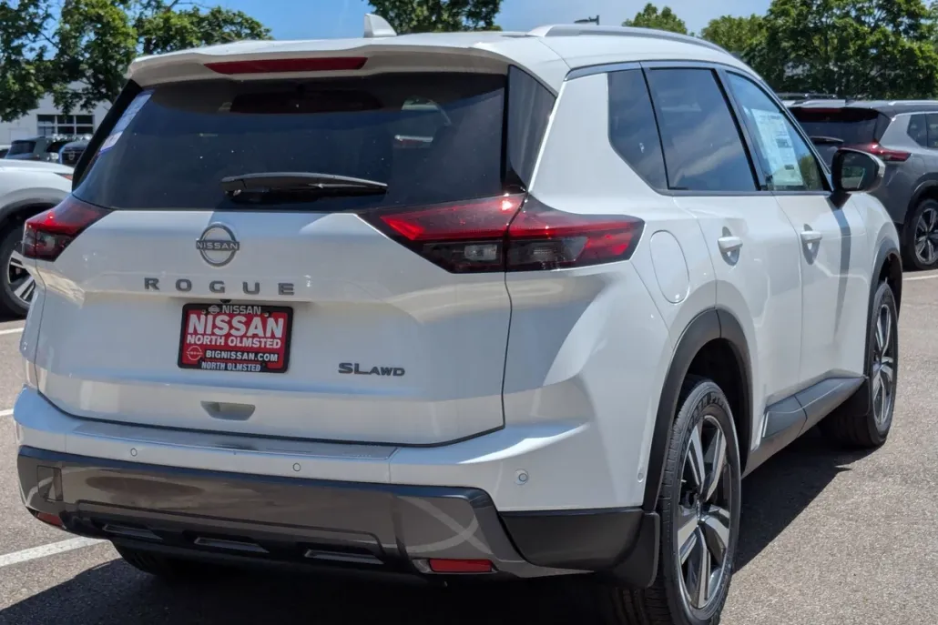 2025 Nissan Rogue SL photo 1