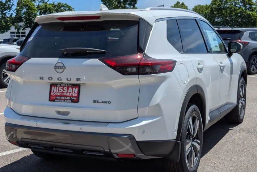 2025 Nissan Rogue SL photo 1