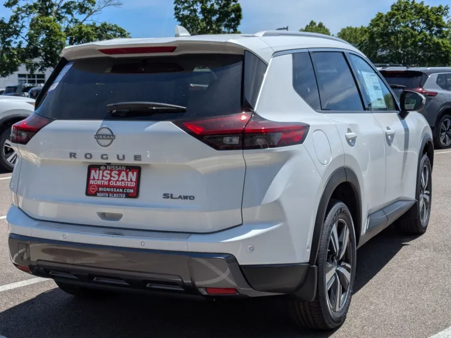 2025 Nissan Rogue SL photo 1