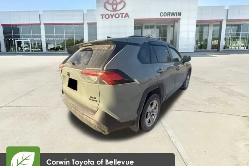2020 Toyota RAV4 XLE photo 1