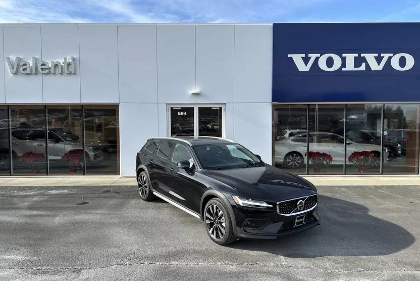 2025 Volvo V60 Cross Country B5 AWD photo 1