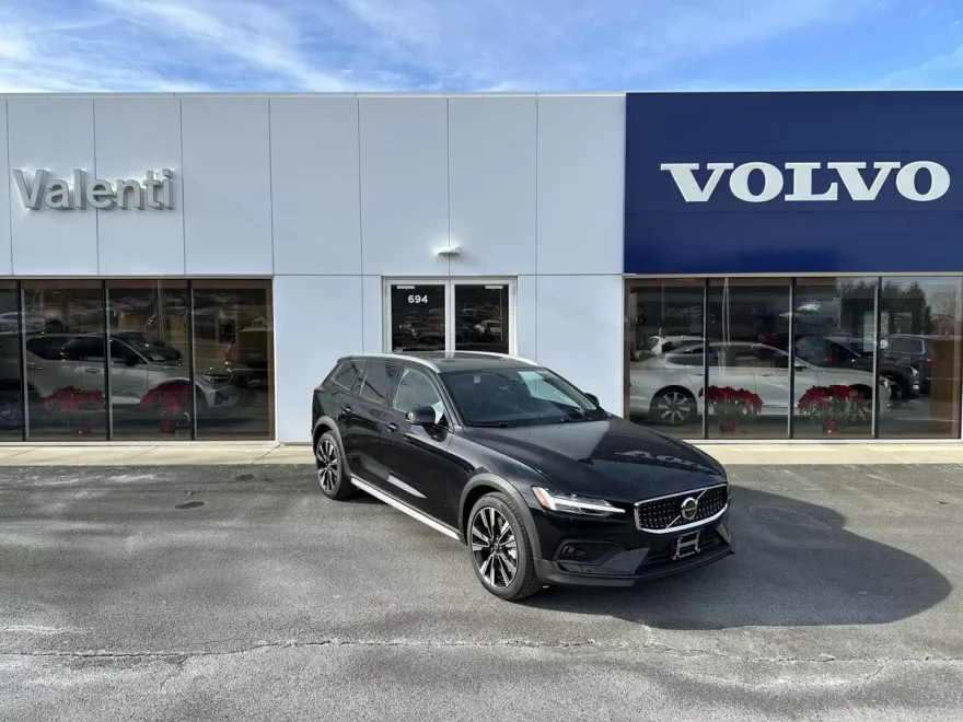 2025 Volvo V60 Cross Country B5 AWD photo 1