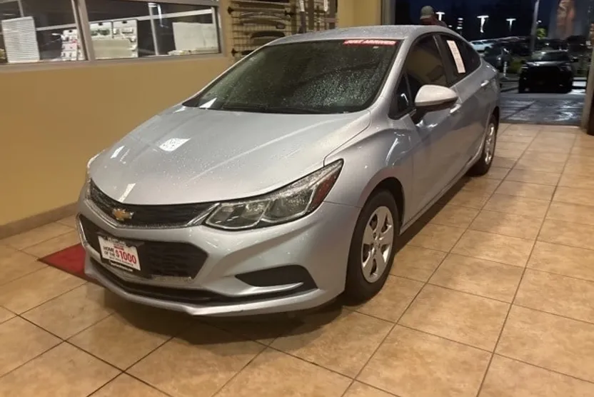 2017 Chevrolet Cruze LS photo 1