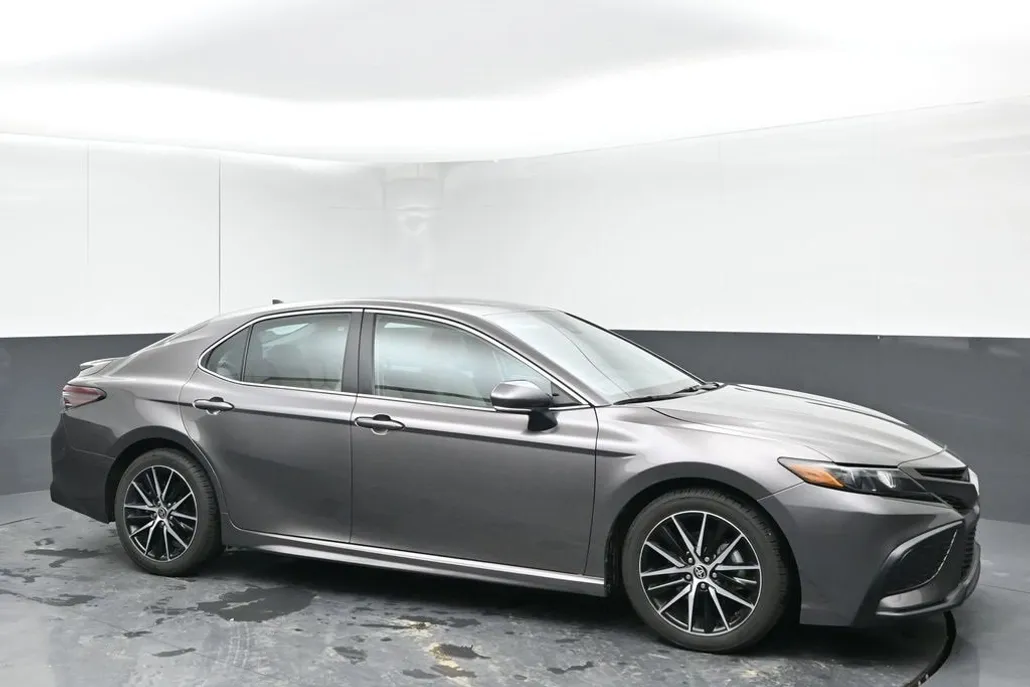 2023 Toyota Camry SE photo 1