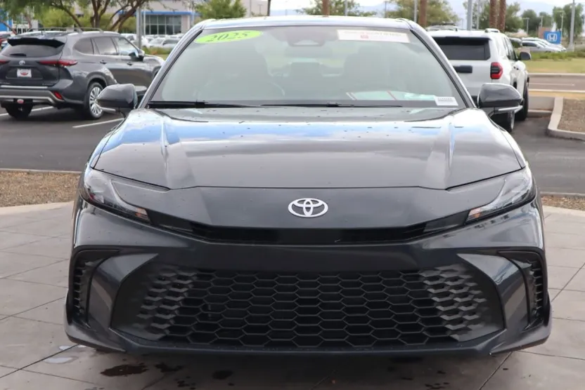 2025 Toyota Camry SE photo 1