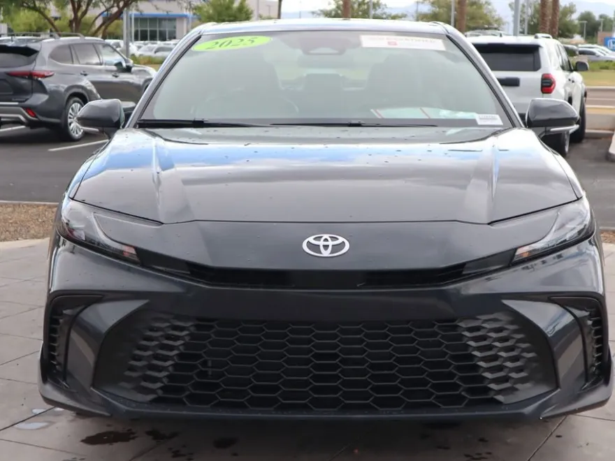 2025 Toyota Camry SE photo 1