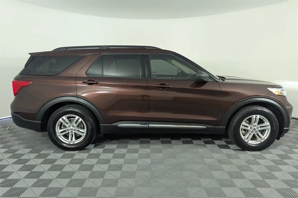 2020 Ford Explorer XLT photo 1