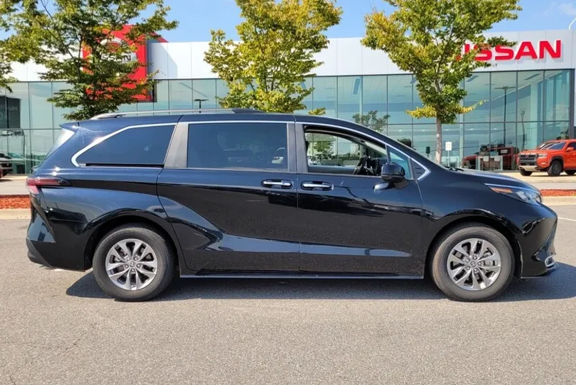 2024 Toyota Sienna XLE photo 1