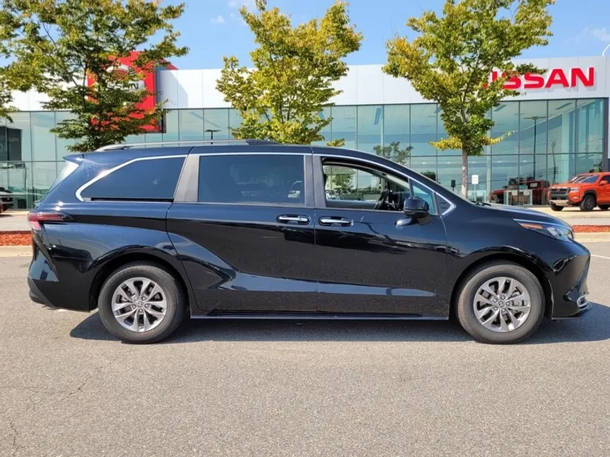 2024 Toyota Sienna XLE photo 1