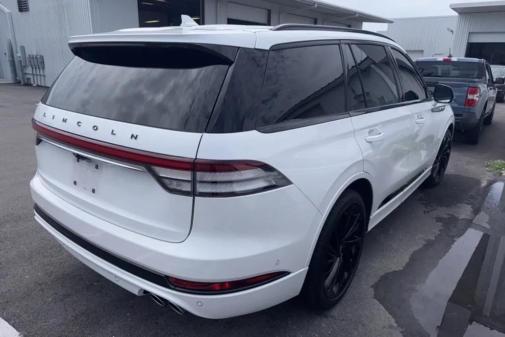 2023 Lincoln Aviator Black Label photo 1