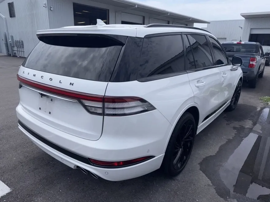 2023 Lincoln Aviator Black Label photo 1