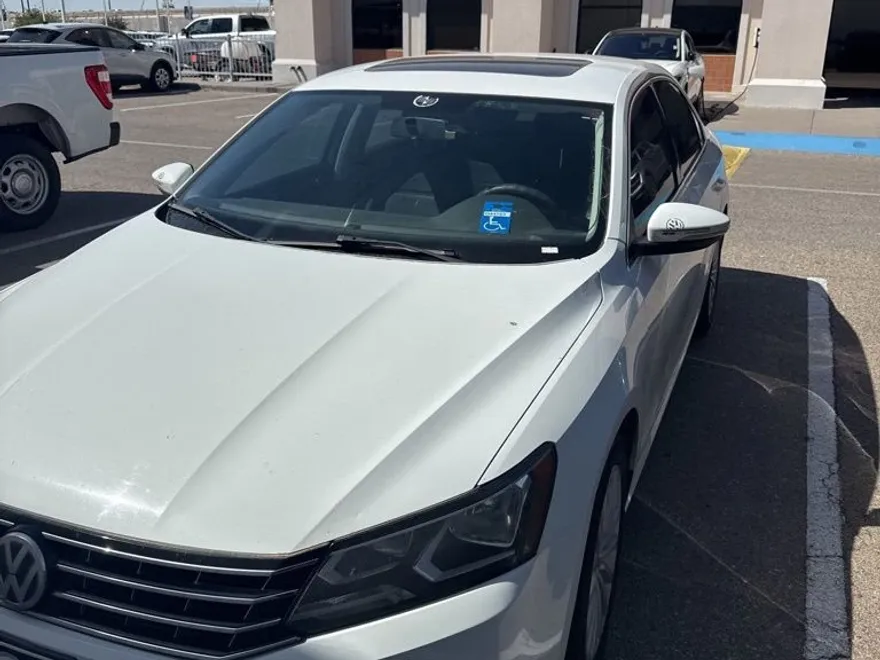2017 Volkswagen Passat SE photo 1