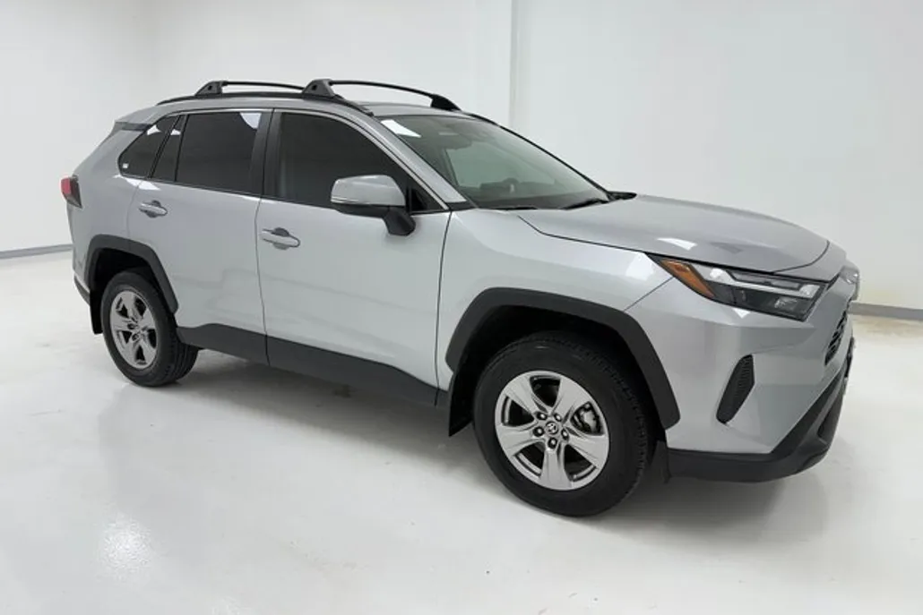 2023 Toyota RAV4 XLE photo 1
