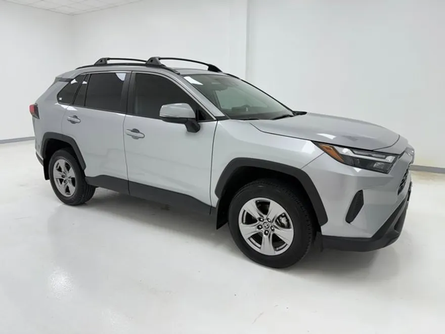 2023 Toyota RAV4 XLE photo 1