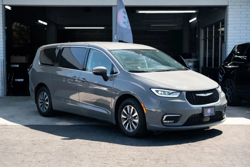 2023 Chrysler Pacifica Hybrid Touring L photo 1