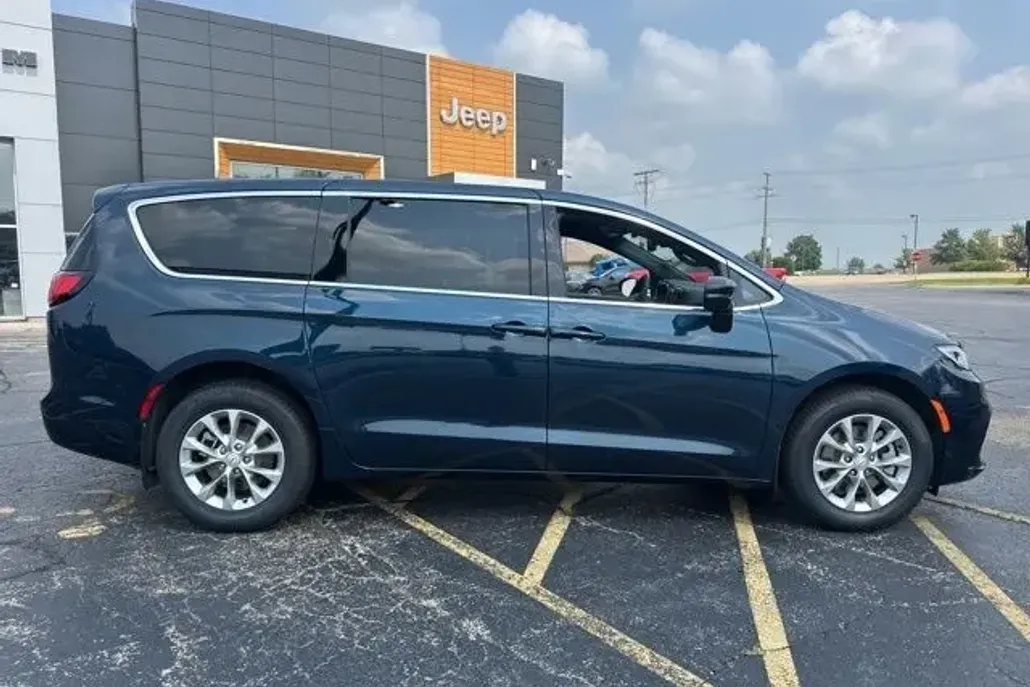 2025 Chrysler Pacifica photo 1