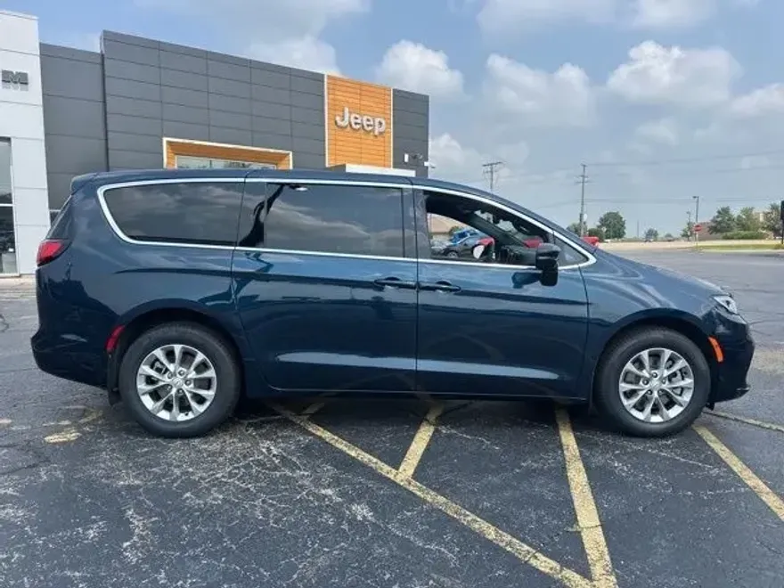 2025 Chrysler Pacifica photo 1