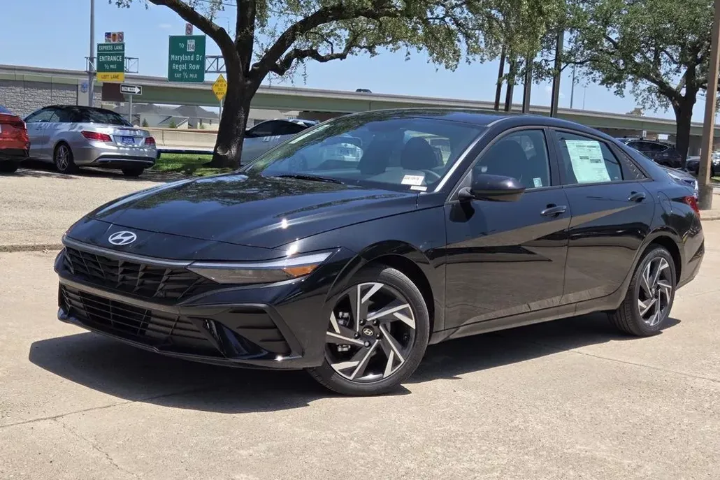 2025 Hyundai Elantra SEL Sport photo 1