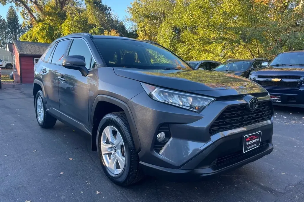 2019 Toyota RAV4 XLE Premium photo 1